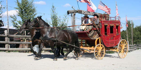 In der Westernstadt Pullman City können Sie unter anderem in einer richtigen Kutsche mit Pferden reiten.