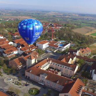 In einem Heißluftballon die malerische Region rund um das St. Wolfgang Hotel von oben sehen