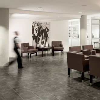 Modern eingerichtete Lobby des 5* Hotels St. Wolfgang in Bad Griesbach