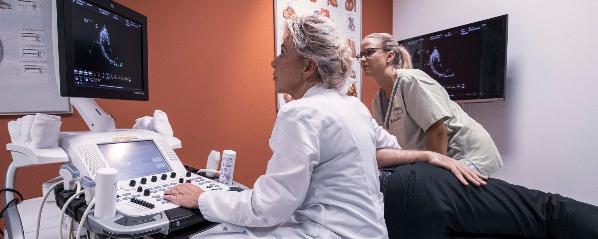 Frau Dr. med. Petra Heizmann im Behandlungsraum mit einem Patienten im Bereich Innere Medizin und Kardiologie