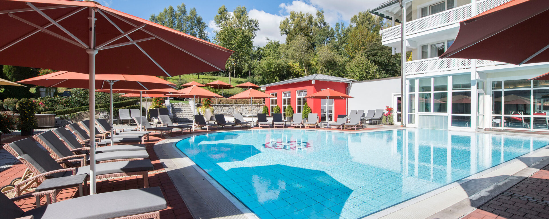 Verweilen Sie im St. Wolfgang Hotel Pool im Außenbereich und genießen Sie Ihre freien Tage