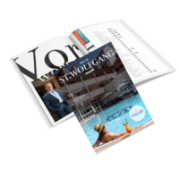Ein offenes Magazin mit einem Artikel über St. Wolfgang liegt aufgeschlagen. Darauf liegt eine weitere Ausgabe mit einer Frau am Pool, die ein Getränk hält. Text: "ST. WOLFGANG".