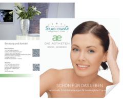 Ein lächelndes Model mit glatter Haut präsentiert kosmetische Behandlung, umgeben von Klinik- und Hotel-Informationen. Text: "ST. WOLFGANG", "DIE ÄSTHETEN" und weitere Kontaktinformationen.