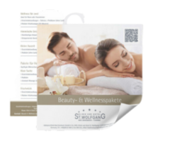 Ein Mann und eine Frau liegen entspannt auf Spa-Liegen. Neben ihnen befindet sich ein Tablett mit Teetassen: Beauty- & Wellness Broschüre im Hotel St. Wolfgang zum Download