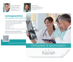 Ärzteteam betrachtet Röntgenbild in einer Klinik. Text: „Leistungsspektrum Orthopädie und Sportmedizin“. Klinkum St. Wolfgang, QR-Code, Ärzteporträts mit Namen und Titeln, und Kontaktinformationen vorhanden.