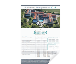 Ein Innenpool bei gedimmter Beleuchtung mit Liegestühlen. Text oben: "Preise und Arrangements 2025". Unten Liste mit Unterkunftspreisen und Logo "St. Wolfgang" einer bayerischen Klinik und Hotel.