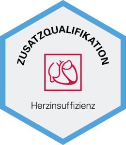 Sechseckiges Abzeichen mit blauem Rand und rotem Herzsymbol in der Mitte. Text: "ZUSATZQUALIFIKATION Herzinsuffizienz".