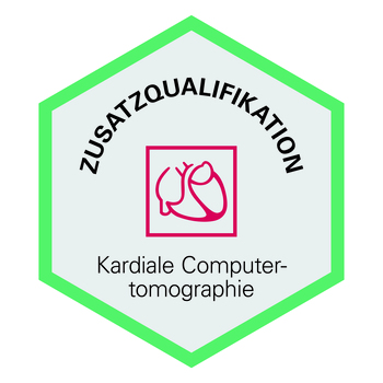 Sechseckiges Abzeichen mit blauem Rand und rotem Herzsymbol in der Mitte. Text: "Kardiale Computertomographie".