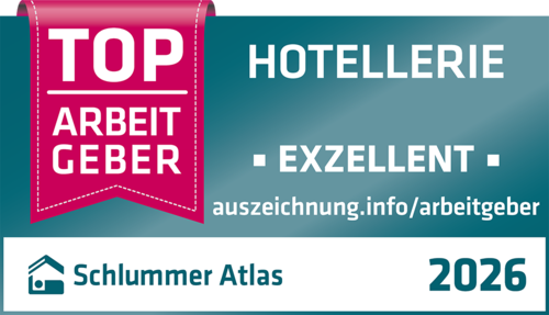 Blaues Ampersand-Zeichen neben dem Text "Familienpakt Bayern" auf weißem Hintergrund, symbolisiert eine Verbindung oder Partnerschaft im bayrischen Kontext.