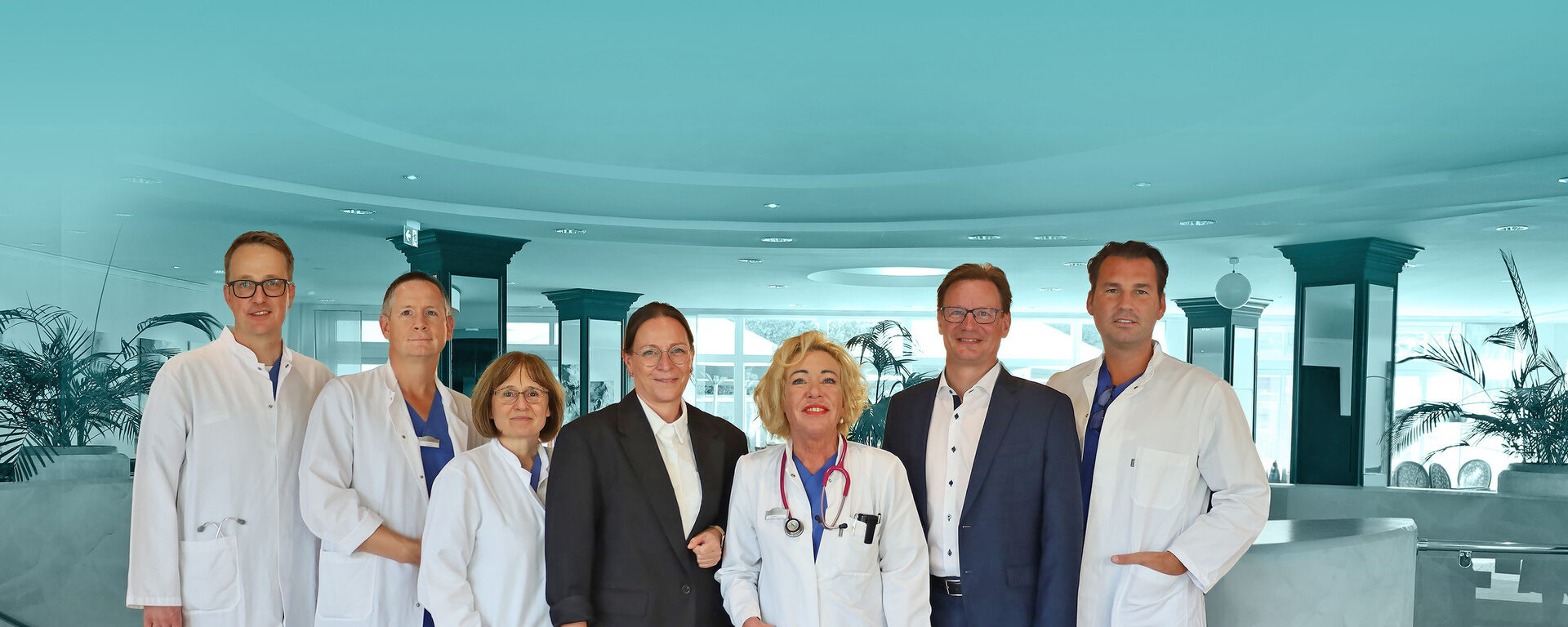 Ein &Auml;rzteteam steht f&uuml;r ein Foto bereit.