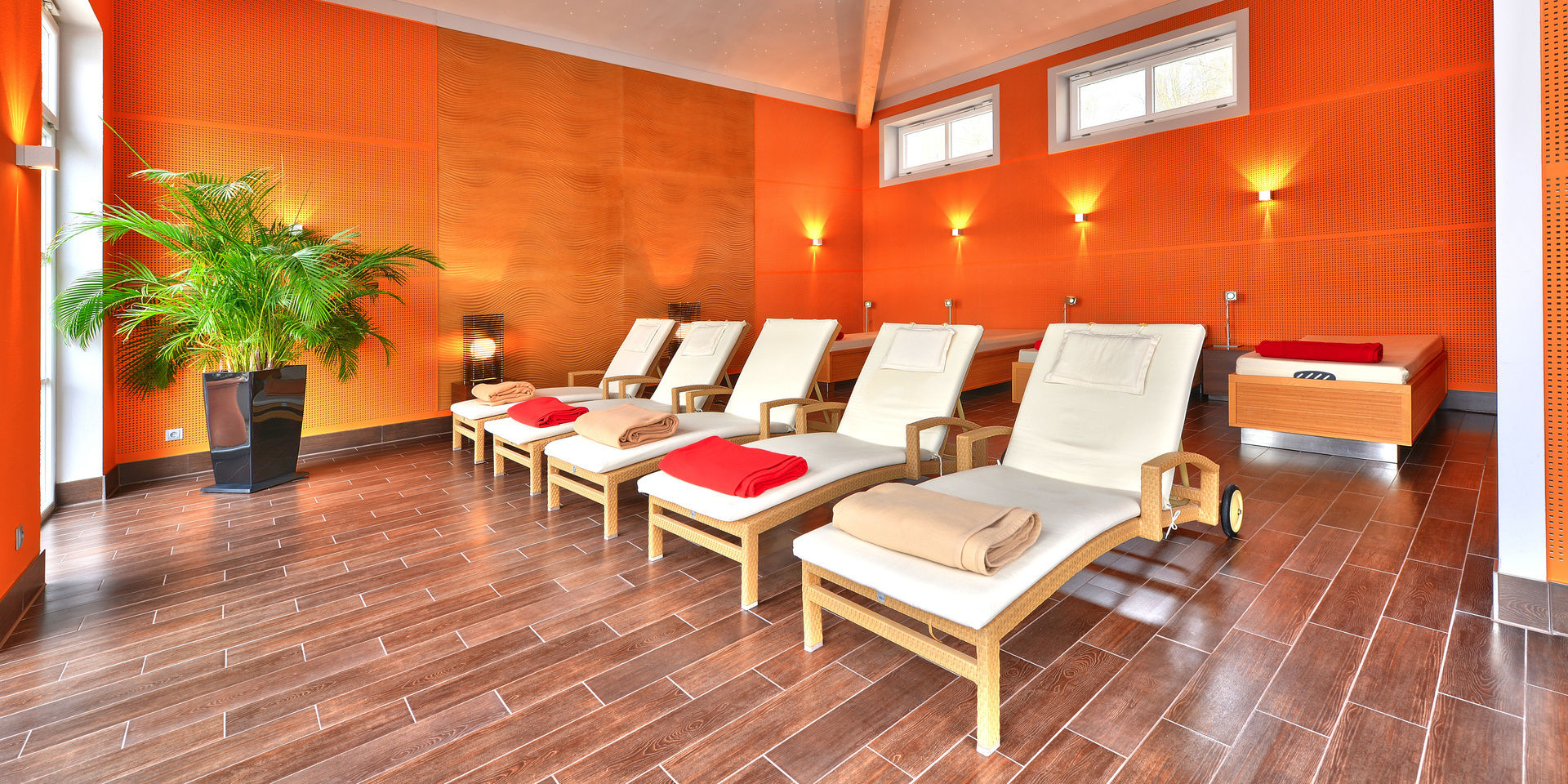Bequeme, schicke Liegen und Wohlfühlatmosphäre in unserem Wellnessbereich im Wellnesshotel St. Wolfgang