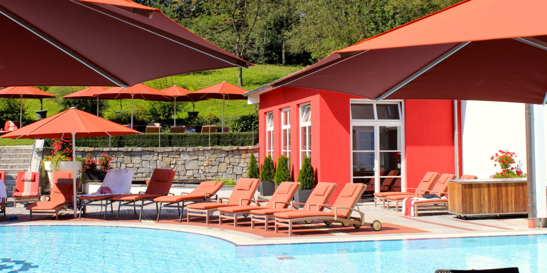 Unser Pool im Garten lädt zum Verweilen und Entspannen ein - Klinik und Hotel St. Wolfgang
