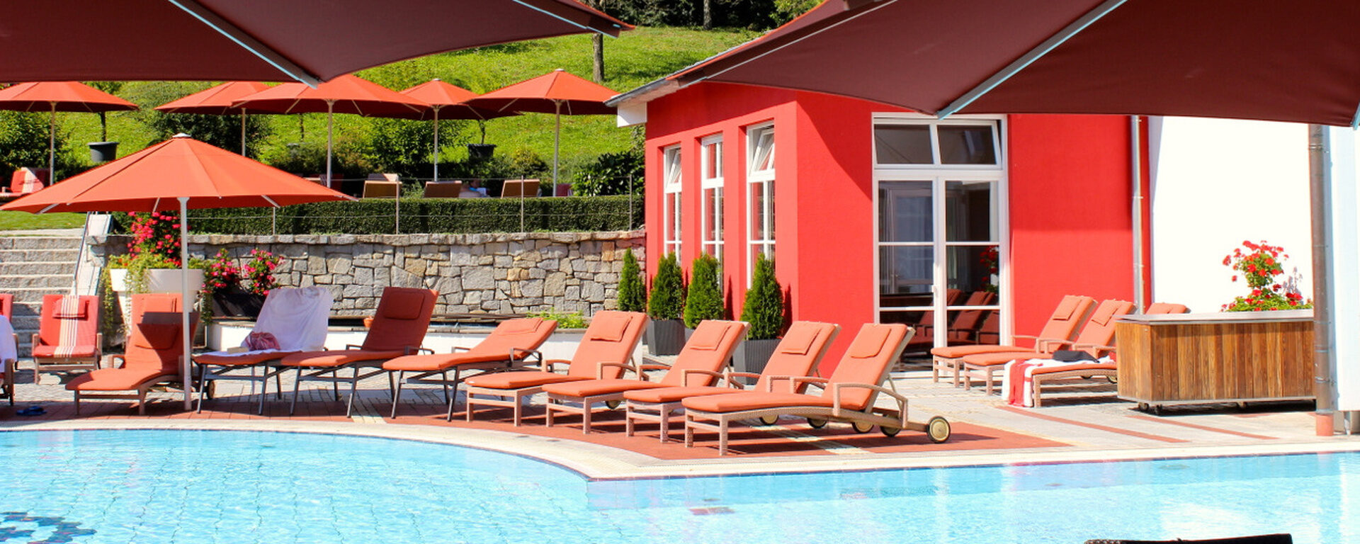Unser Pool im Garten lädt zum Verweilen und Entspannen ein - Klinik und Hotel St. Wolfgang