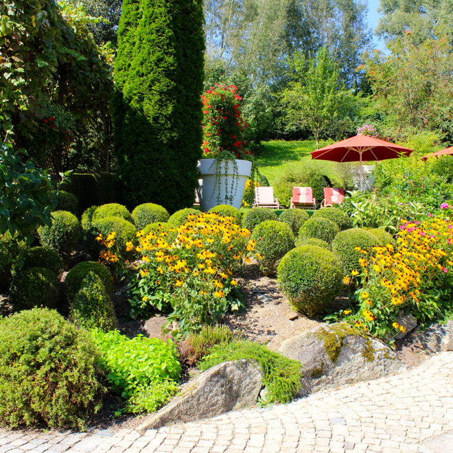 Der wunderbare Garten mit seinem idyllischen Teich lädt die Gäste vom St. Wolfgang in Bad Griesbach zum Verweilen ein.