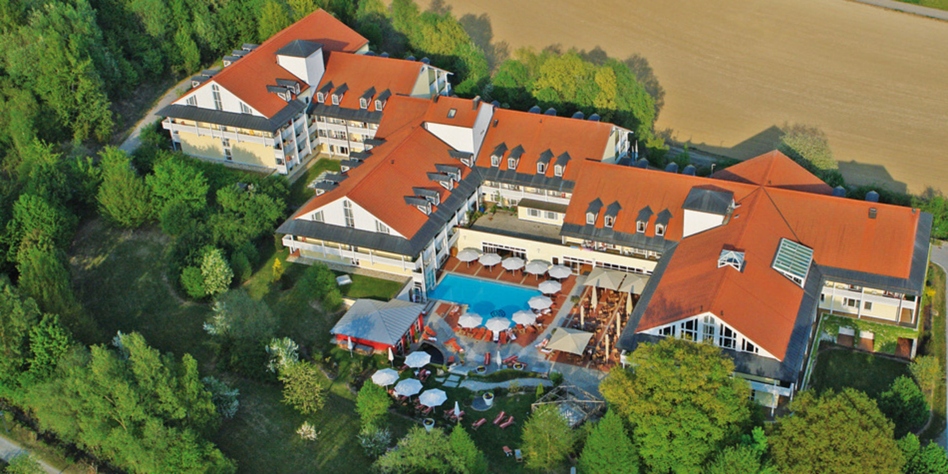 Vogelperspektive auf das St. Wolfgang in Bad Griesbach - ein Haus im Grünen.