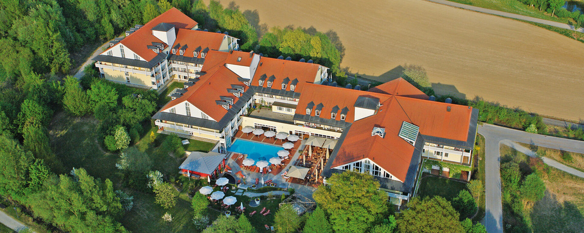 Vogelperspektive auf das St. Wolfgang in Bad Griesbach - ein Haus im Grünen.