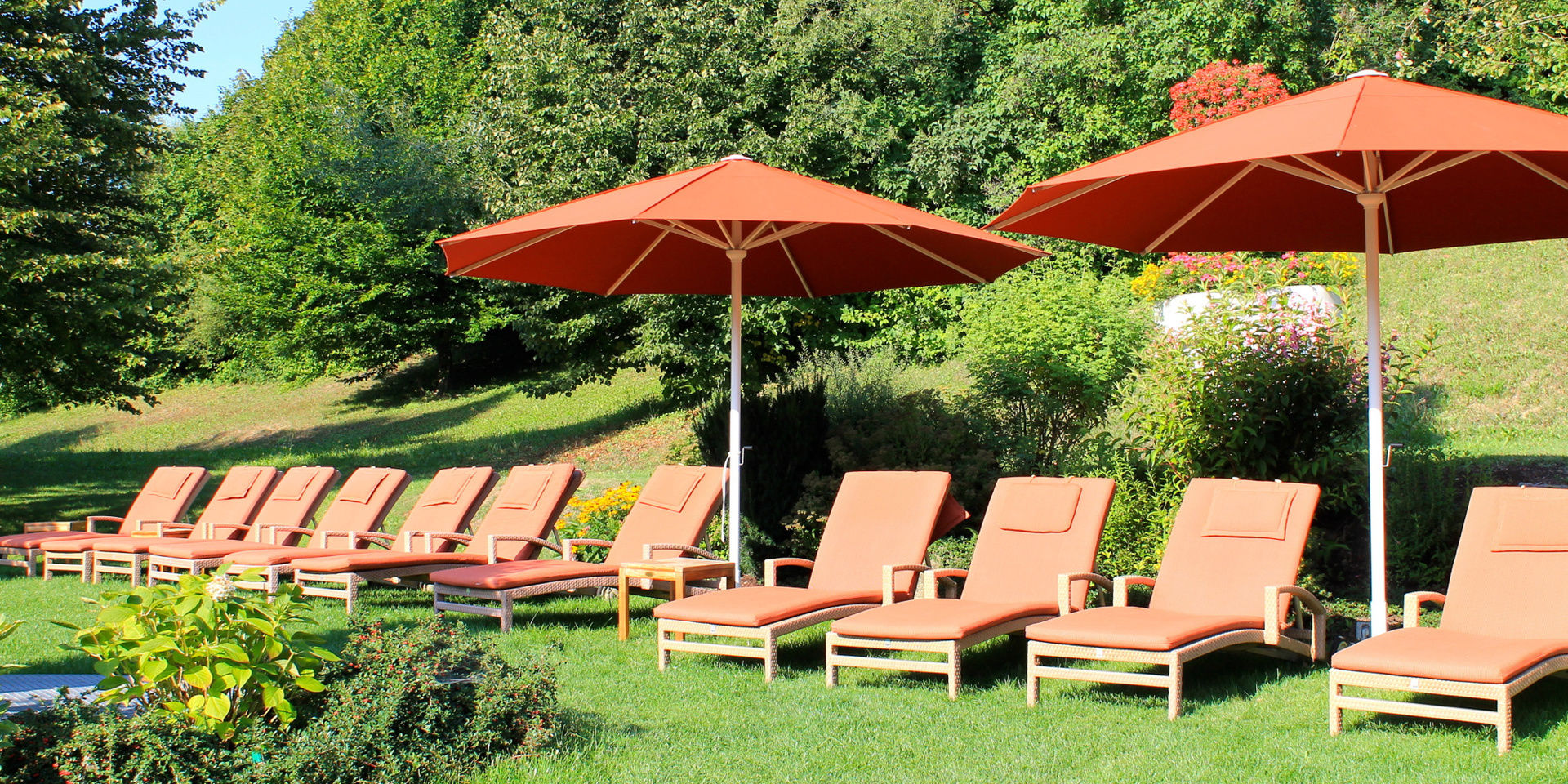 Der Garten unseres Hotels in Bad Griesbach lädt immer zum Entspannen und Genießen ein.