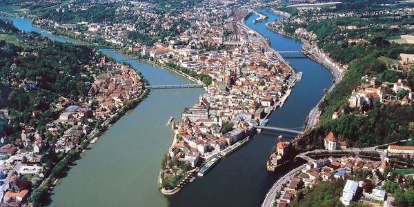 Passau ist die nächstgrößere Stadt bei Bad Griesbach. Sie können sie besuchen, wenn Sie ein paar Tage bei uns im Hotel St. Wolfgang verweilen.