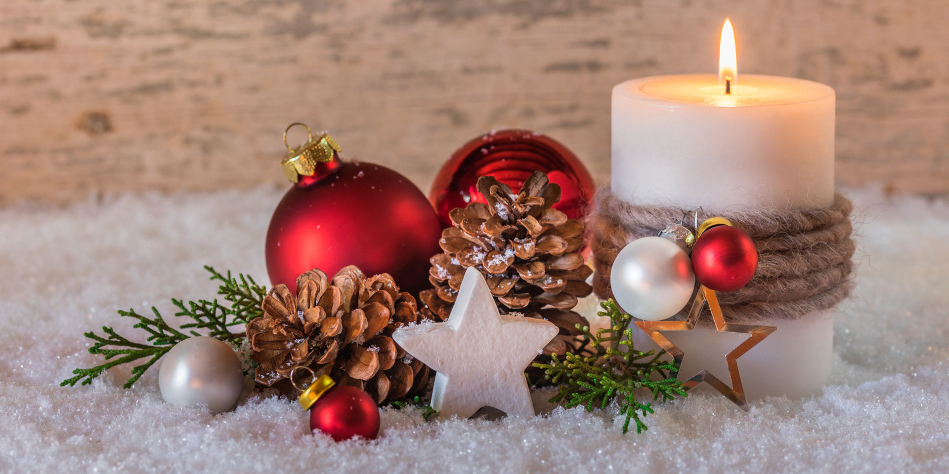Weihnachtsdekoration mit künstlichem Schnee