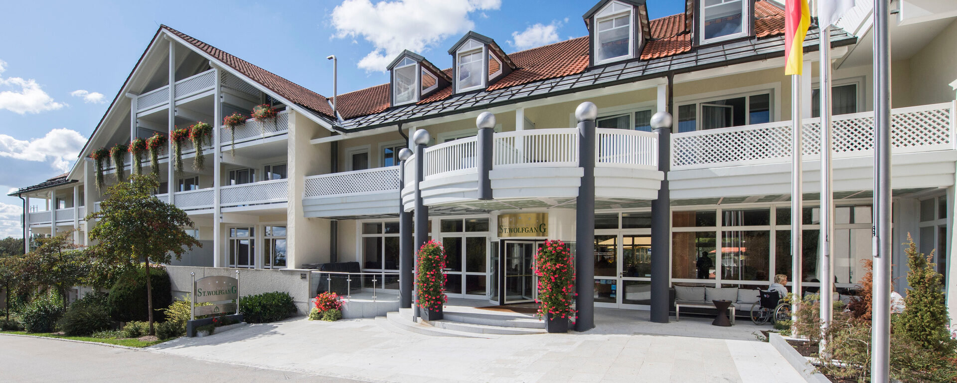 Schöne Außenansicht des Eingangsbereichs des Hotels St. Wolfgang