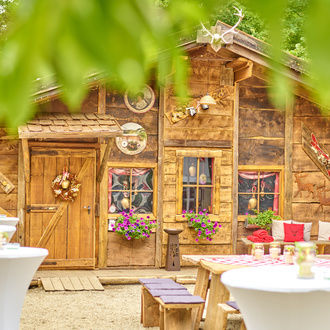 Niedliche Holzhütte viel beschmückt