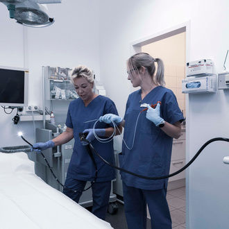 Moderne Geräte und zuverlässige Assistent:innen unterstützen die Ärzte in Ihrer Arbeit in der Klinik St. Wolfgang