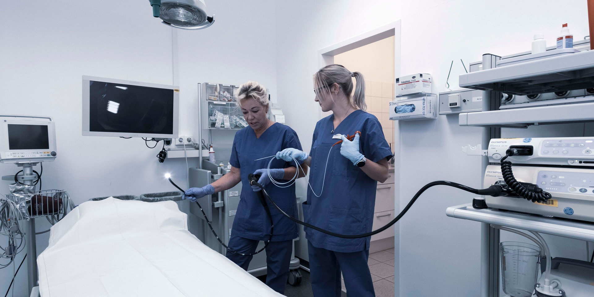 Moderne Geräte und zuverlässige Assistent:innen unterstützen die Ärzte in Ihrer Arbeit in der Klinik St. Wolfgang