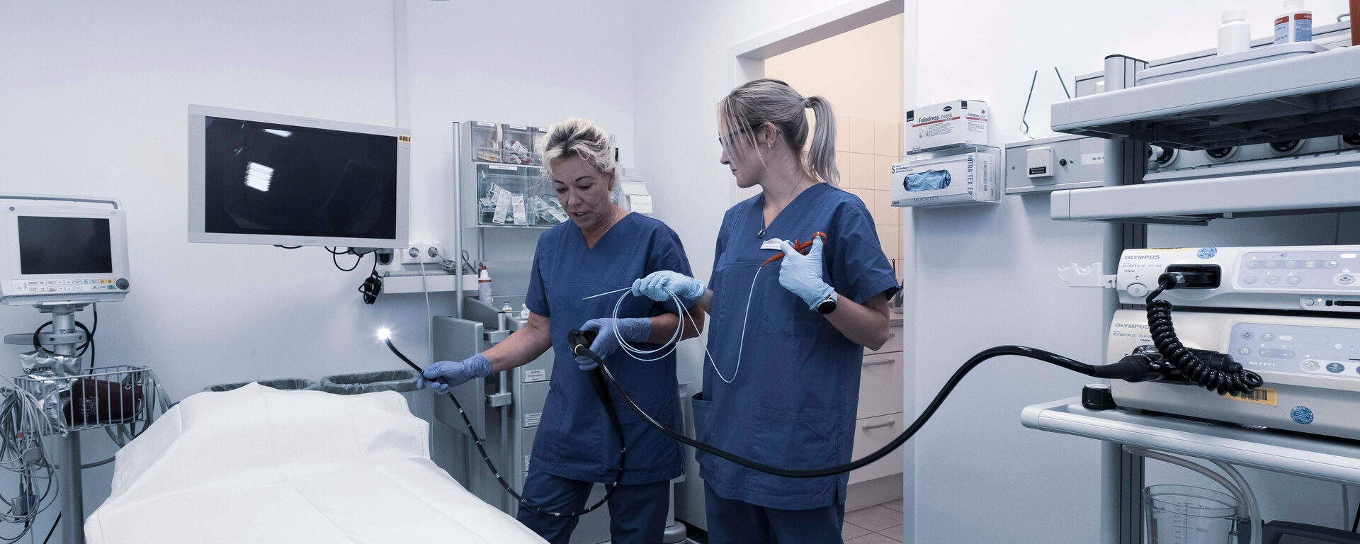 Moderne Geräte und zuverlässige Assistent:innen unterstützen die Ärzte in Ihrer Arbeit in der Klinik St. Wolfgang