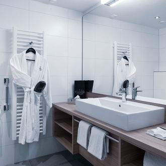 Unsere Badezimmer vom Hotel St. Wolfgang in Bad Griesbach sind mit Baderoben, Badeschlappen, Seife, Duschgel und allem ausgestattet, was Sie gebrauchen könnten.