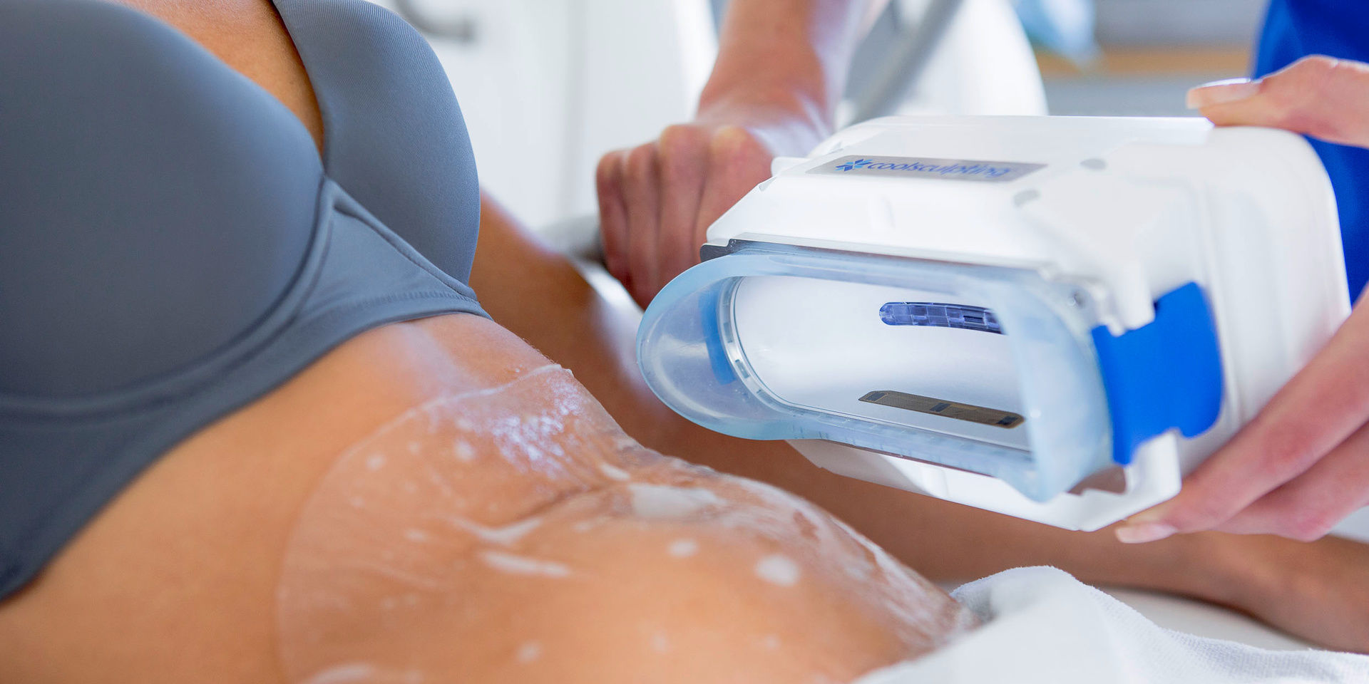 Eine Frau wird mit Coolsculpting in Bad Griesbach im St. Wolfgang behandelt
