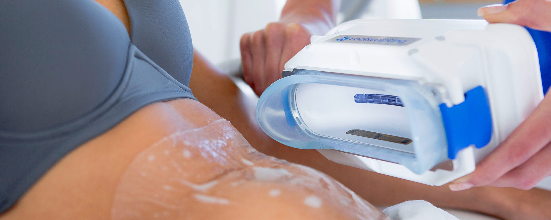 Eine Frau wird mit Coolsculpting in Bad Griesbach im St. Wolfgang behandelt