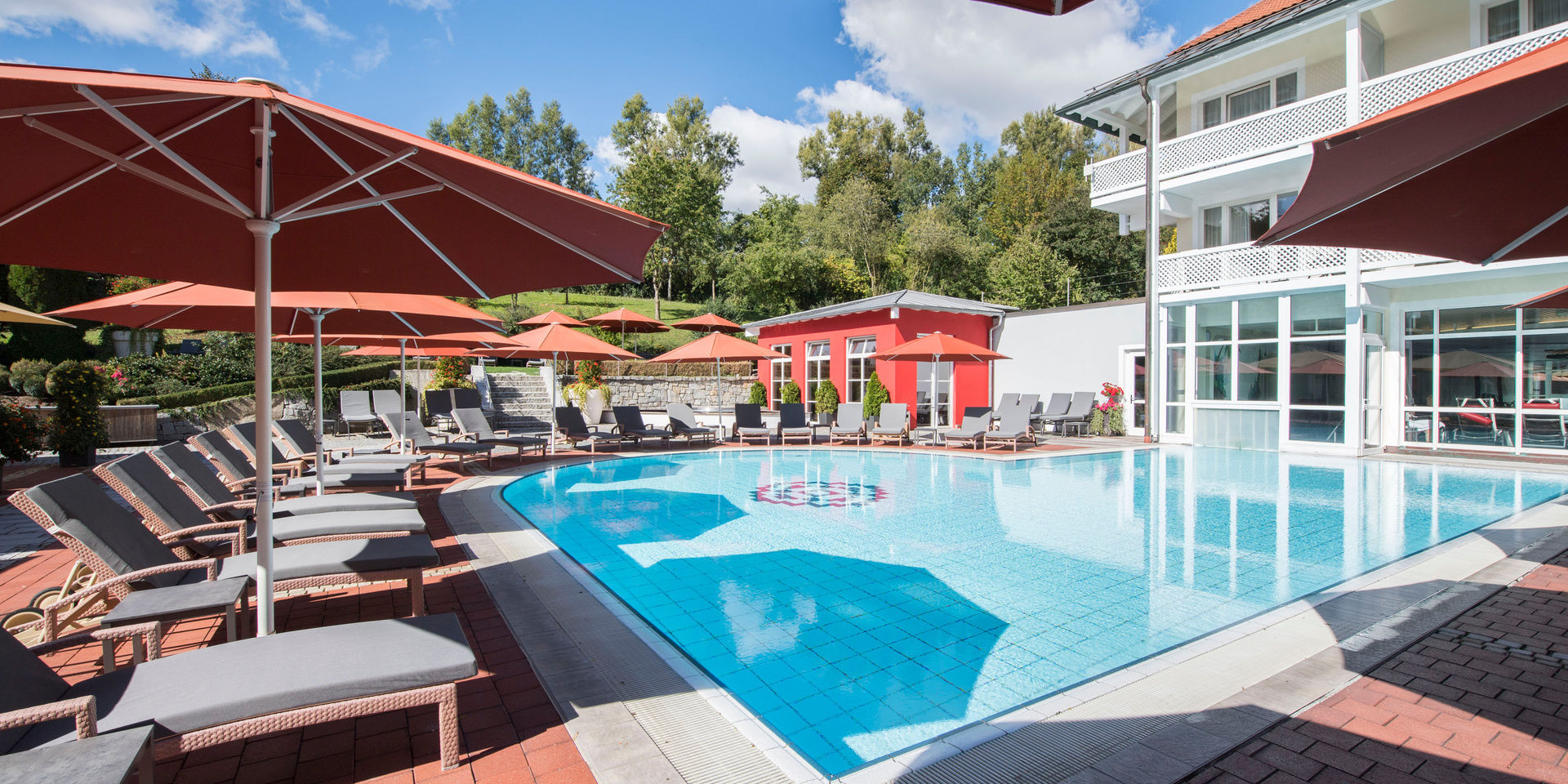 Verweilen Sie im St. Wolfgang Hotel Pool im Außenbereich und genießen Sie Ihre freien Tage