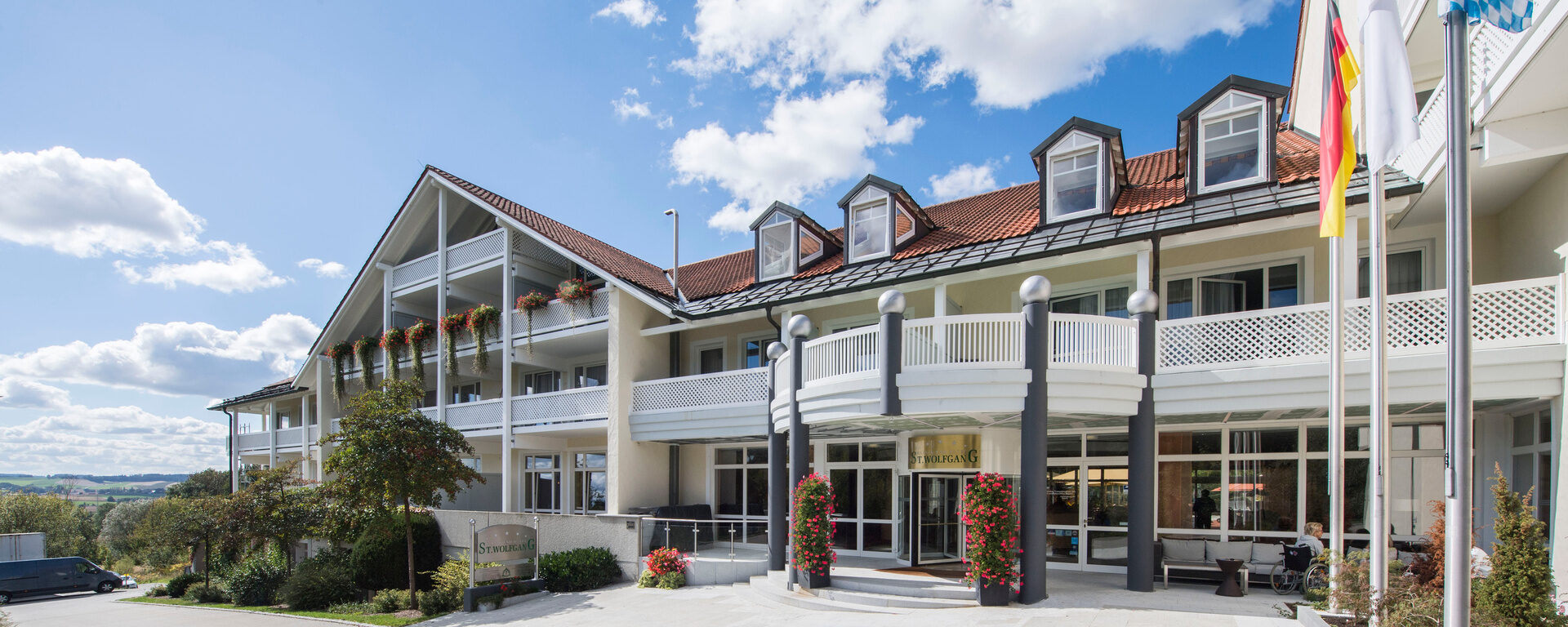 Hier sehen Sie die Au&szlig;enansicht unseres freundlichen, sch&ouml;nen Hotels St. Wolfgang in Bad Griesbach.