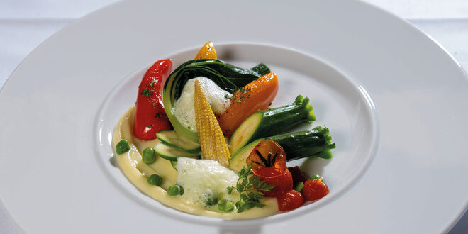 Eis-Dessert sch&ouml;n dekoriert auf dem Teller