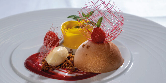 Eis-Dessert sch&ouml;n dekoriert auf dem Teller