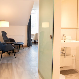 Hier sehen Sie ein modernes, schönes Hotelzimmer vom St. Wolfgang in Bad Griesbach.