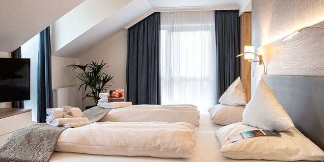 In unseren Hotelzimmern vom St. Wolfgang empfängt Sie eine moderne Einrichtung und helles Tageslicht.
