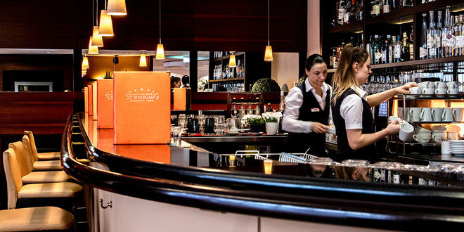 Gönnen Sie sich einen Drink Ihrer Wahl an unserer Bar im Hotel St. Wolfgang