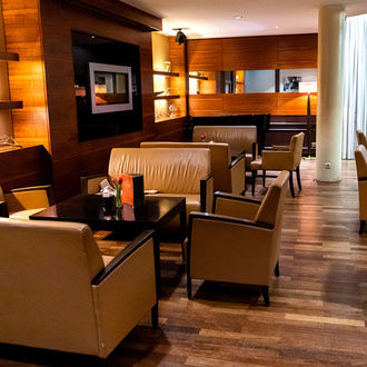 Wir bieten Ihnen im Hotel St. Wolfgang gemütliche Aufenthaltsräume in Holzoptik, damit Sie sich besonders wohl und entspannt fühlen.