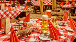 Rustikales Gedeck mit Bier und Bauernbrot sowie einer Wurst- und Käseplatte für Ihre Tagung bei uns im Hotel St. Wolfgang