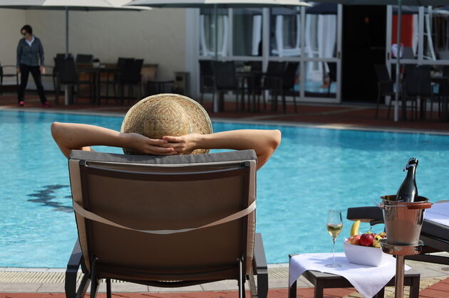 Eine Frau bei der Massage-Behandlung