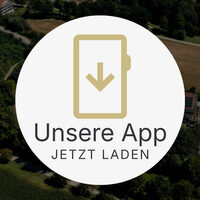 Luftaufnahme eines großen Gebäudekomplexes mit roten Dächern, der einen Pool umgibt, eingebettet in grüne Landschaft. Text: „Gäste A - Z / guest A - Z; Hotel ST. WOLFGANG.“