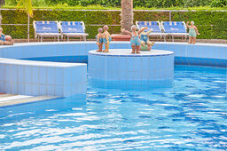 Ein Pool mit Kinderbereich