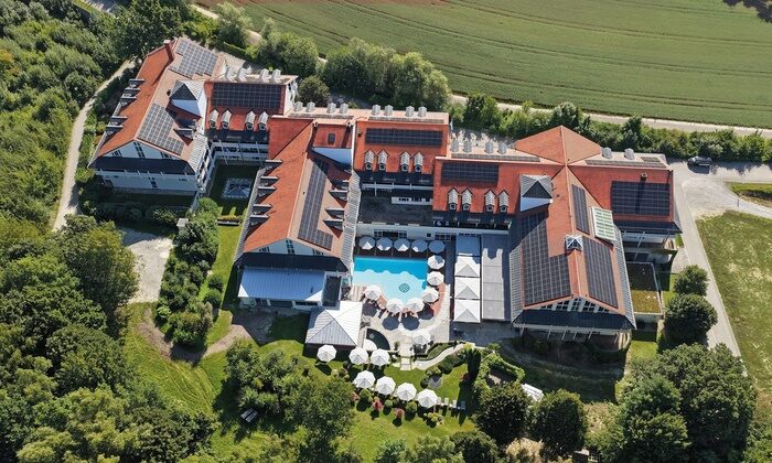 Drohnenansicht des Hotels.