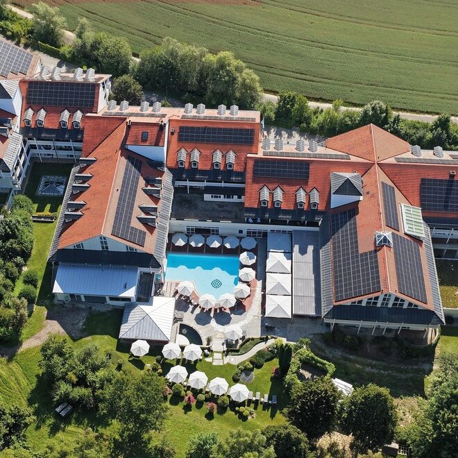 Drohnenansicht des Hotels.