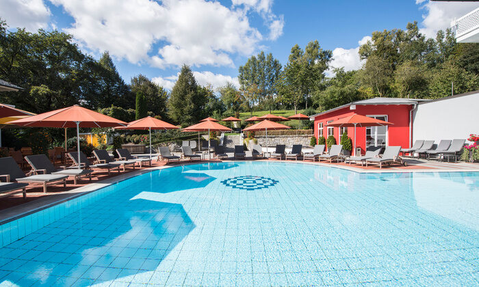 Elegante Schattenpl&auml;tze am Design-Aussenpool entdecken.