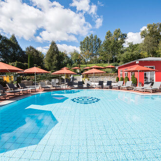 Elegante Schattenpl&auml;tze am Design-Aussenpool entdecken.