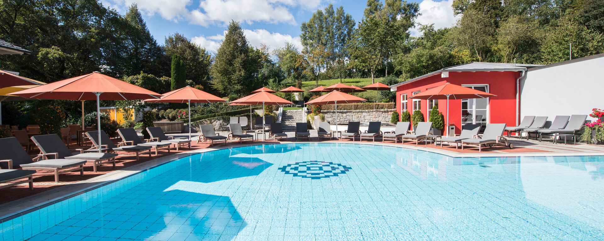 Elegante Schattenpl&auml;tze am Design-Aussenpool entdecken.