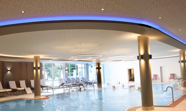 Ein eleganter Innenpool im Hotel St. Wolfgang lädt zum Entspannen ein. Wir sehen hier ein Patientenzimmer.