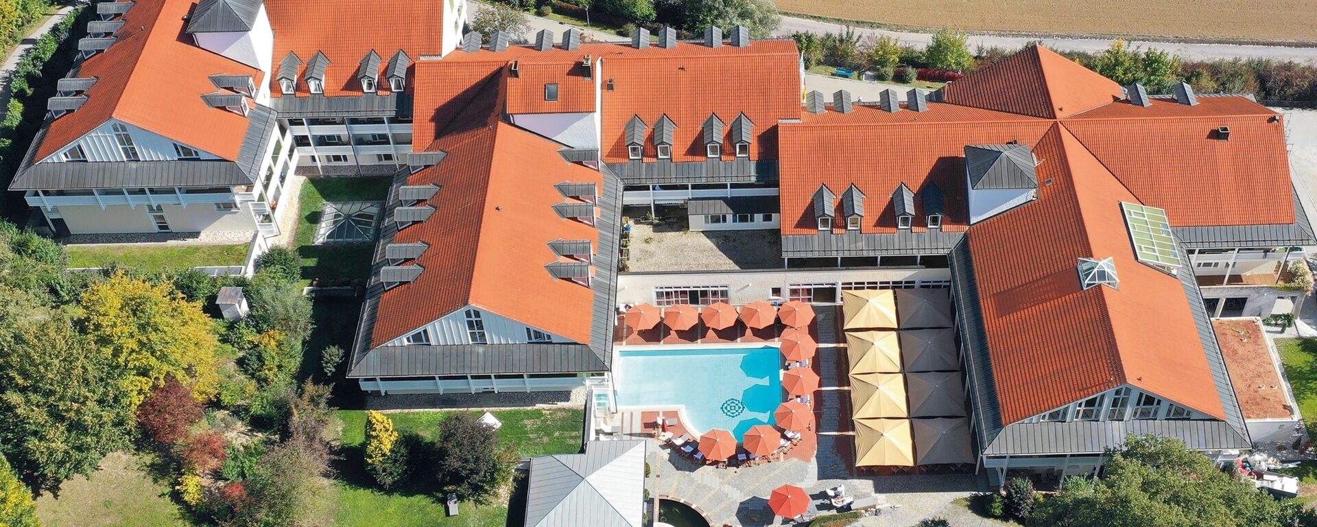 Blick aus der Luft auf das Hotel und die Klinik St. Wolfgang in Bad Griesbach